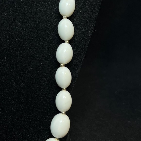 Vintage Single Strand White Oval-Shaped Graduated Beads (313) - Picture 4 of 5